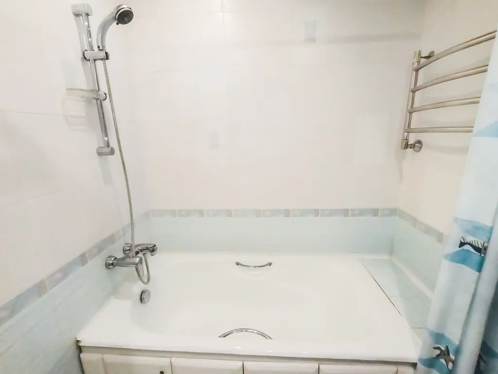 Трёхкомнатная квартира в центре на площади Ленина