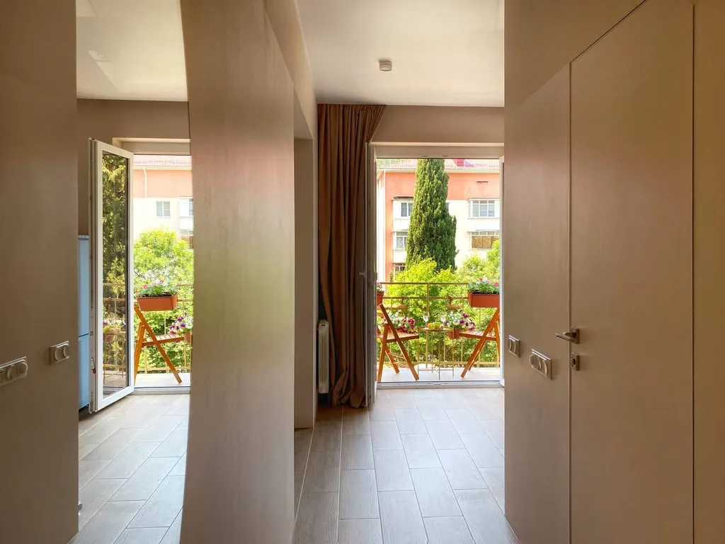 Дизайнерская 2-к квартира с французским балкончиком