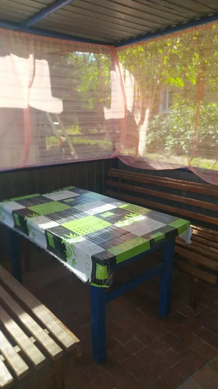 Уютный дом в зеленом дворе