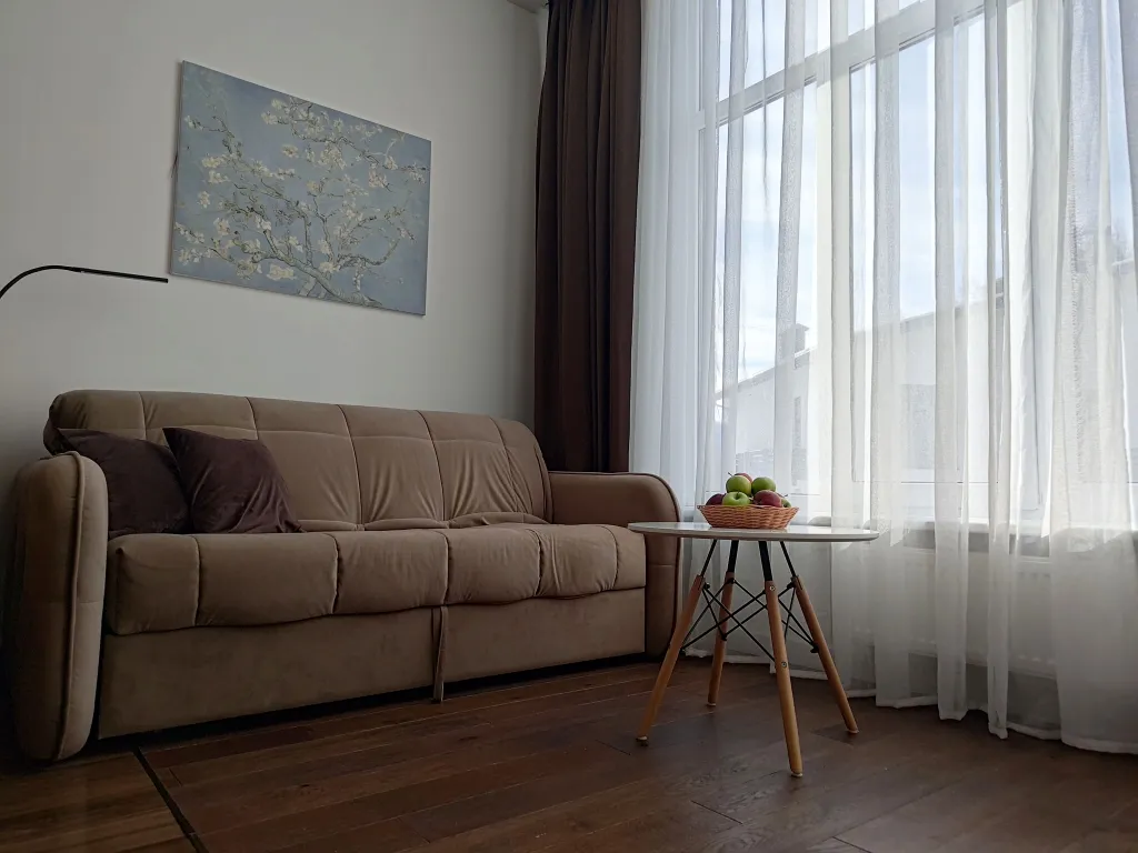 Студия с панорамным окном в окружении леса