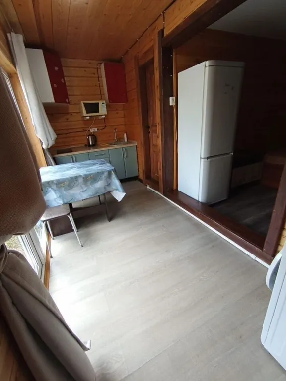 Дом в живописном месте на берегу реки Бия