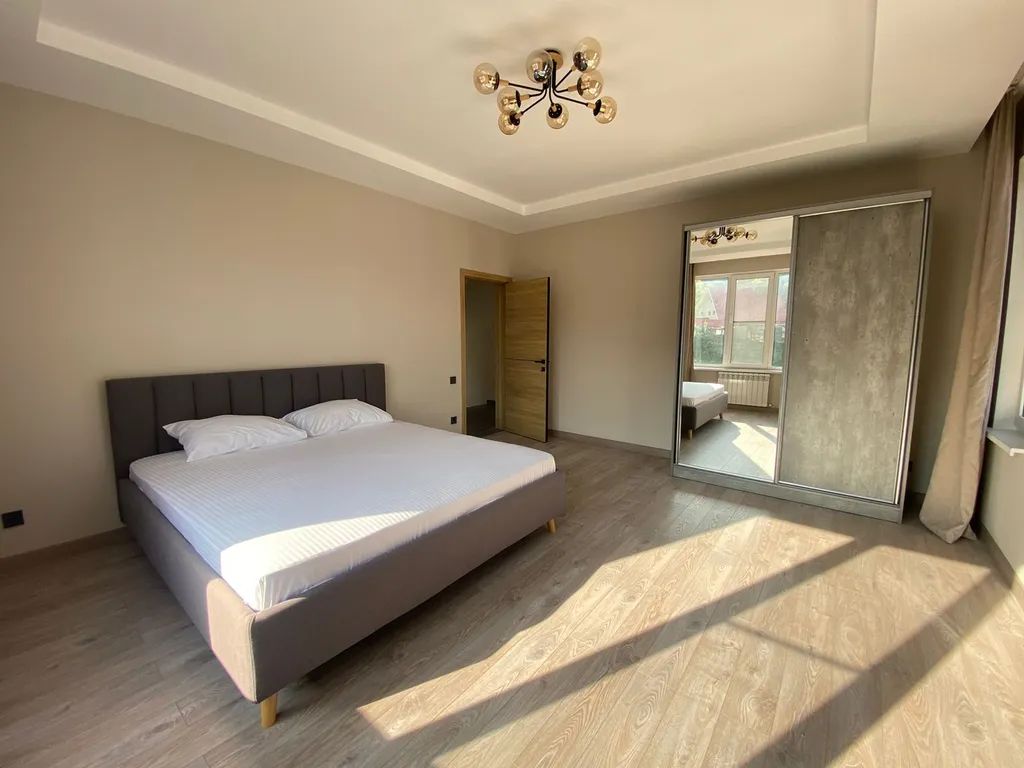 Дом с бассейном и домашним кинотеатром