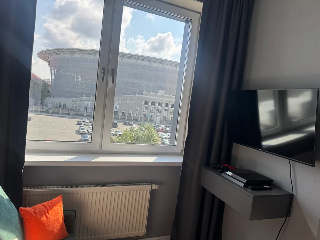 Уникальная студия с видом на стадион, арт-декором и PlayStation