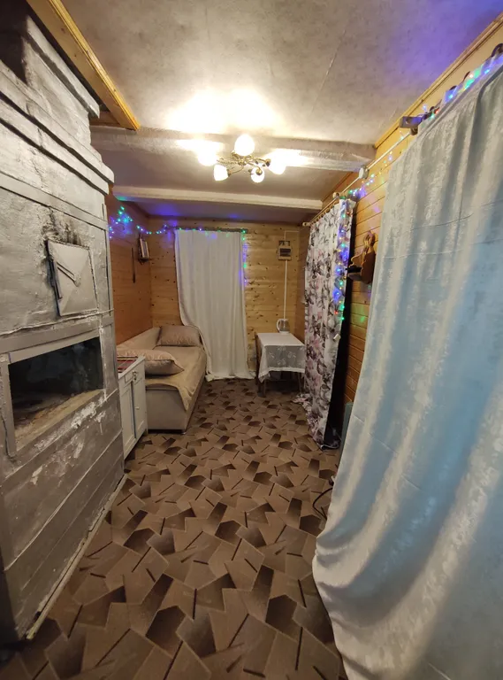 Деревенский дом с дровяной печью у леса