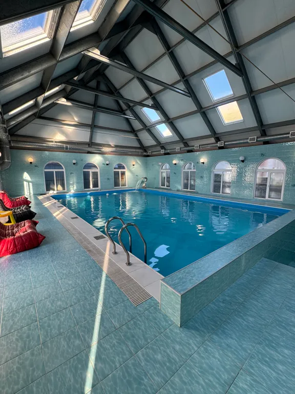 Дом с большим бассейном