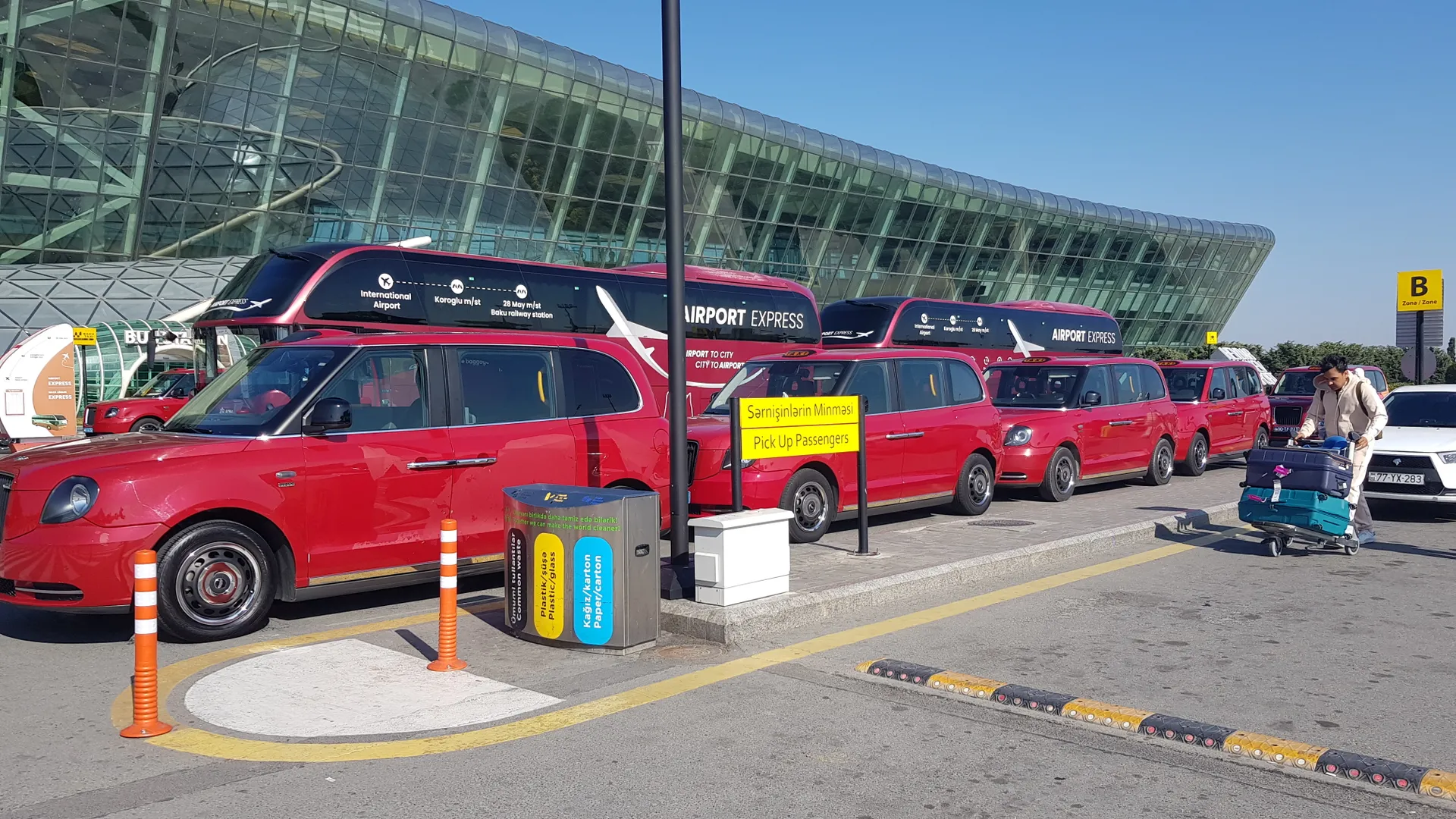 Служба государственного такси Baku Taxi находится на выходе из Терминала 1 Международного Аэропорта имени Гейдара Алиева. Вы можете заказать такси в киоске, расположенном в Терминале 1, через Call Center (1000), а также через мобильное приложение