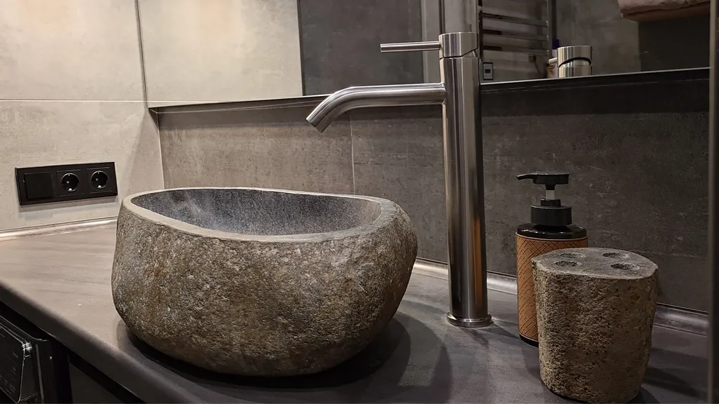 Современный красивый апартамент со спальней. Панорама на горы. Центр.