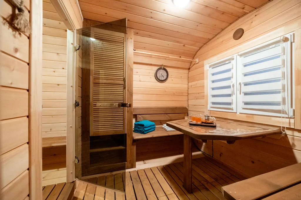 Уютный дом около реки Мана с баней