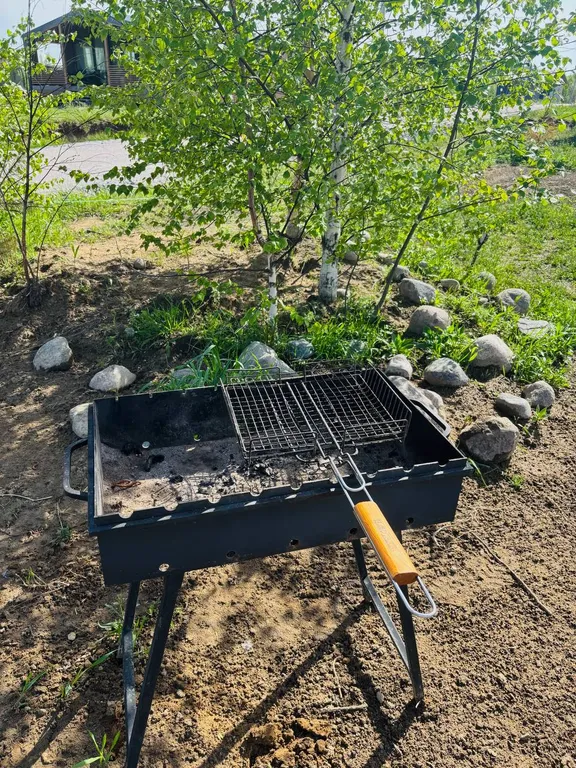 Домик с панорамным окном рядом с озером и видом на лес