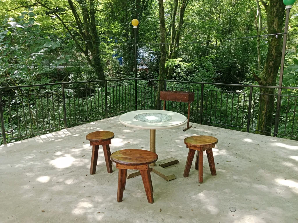 Домик с верандой в лесу