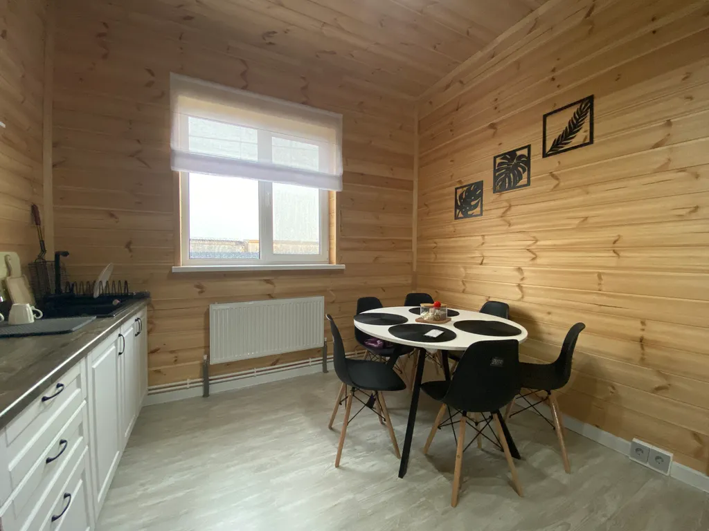 Домик у воды в окружении леса