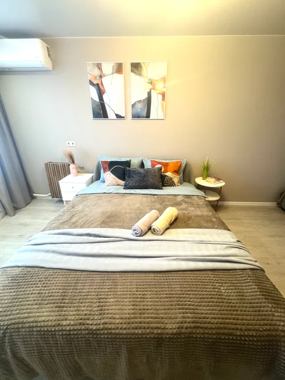 Уютная двухкомнатная квартира с видом на пруд