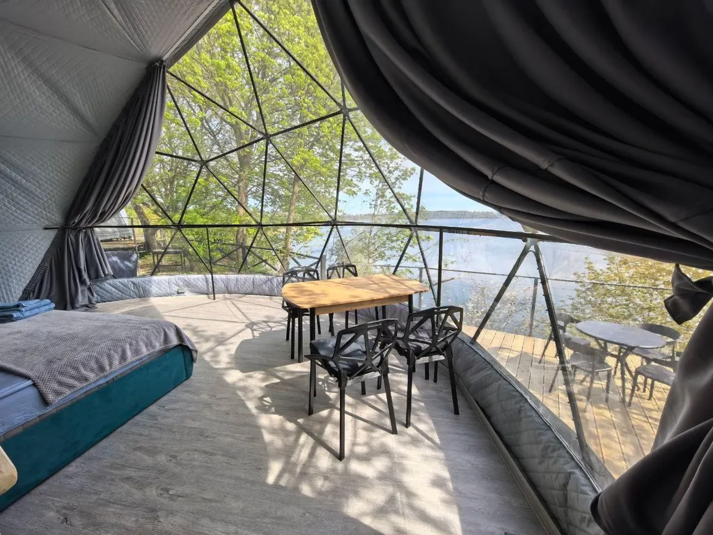 Купольный дом Атлантика с террасой и видом на озеро