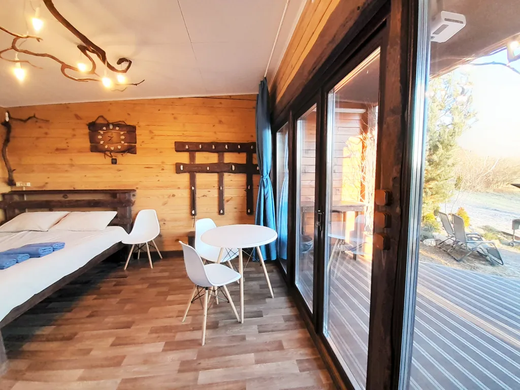 Теплый деревянный дом у воды