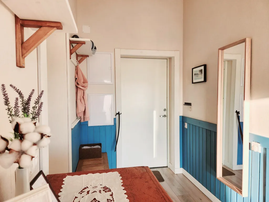 Журавлиный домик на берегу речки