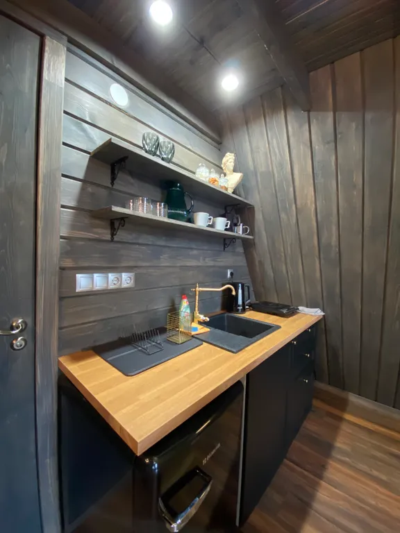 Дом на берегу реки с видом на закат