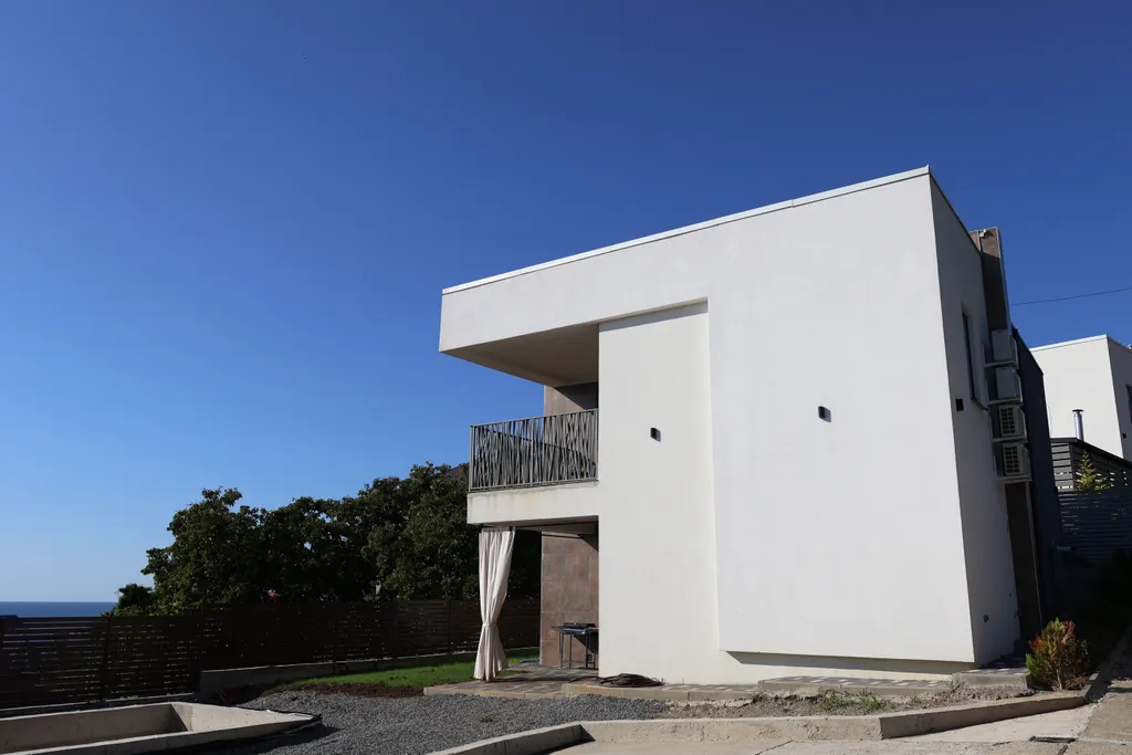 Светлый коттедж с видом на море