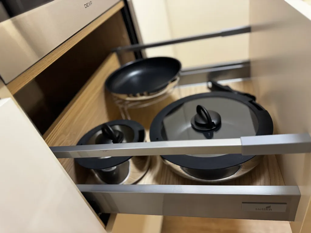 Новая стильная квартира с панорамным видом на море и рядом с пляжем