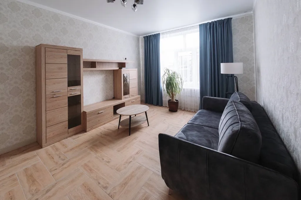 Дом с бассейном в тихом месте, недалеко от моря