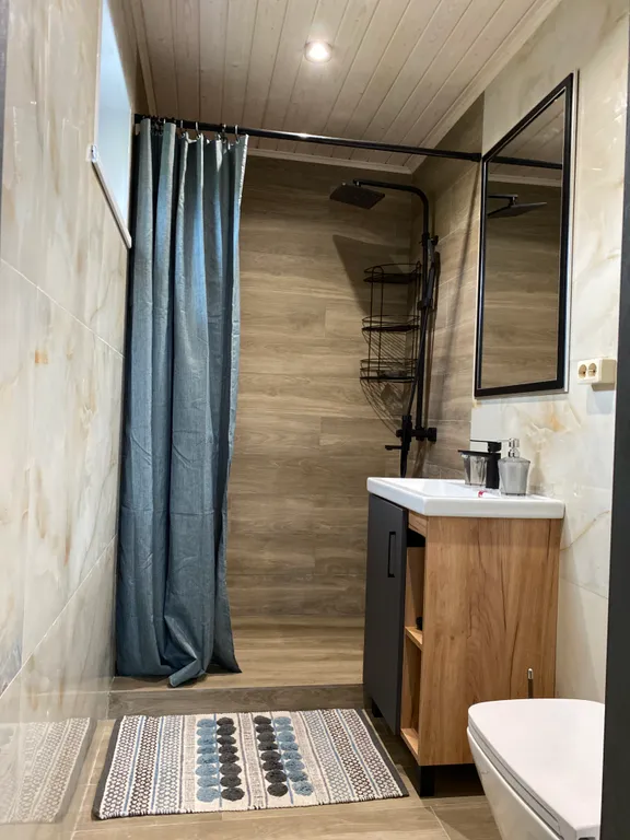 Дом у реки со своим мостком