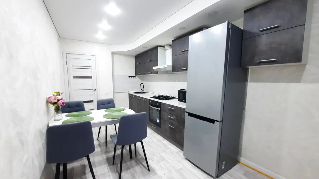 Светлая квартира с большой кроватью и Smart TV