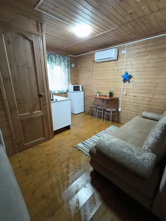 Домик на берегу пруда для трёх человек