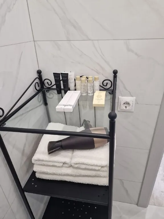 Апартамент с панорамными окнами и очками виртуальной реальности