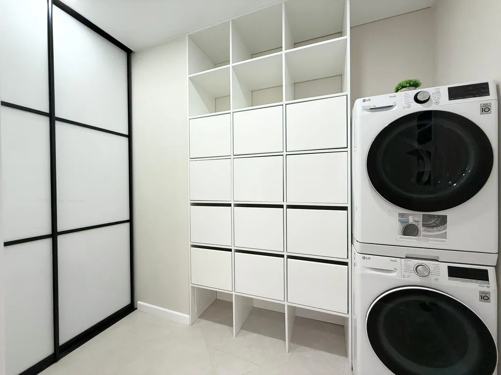 Квартира с большой кухней-гостиной, камином и панорамным видом