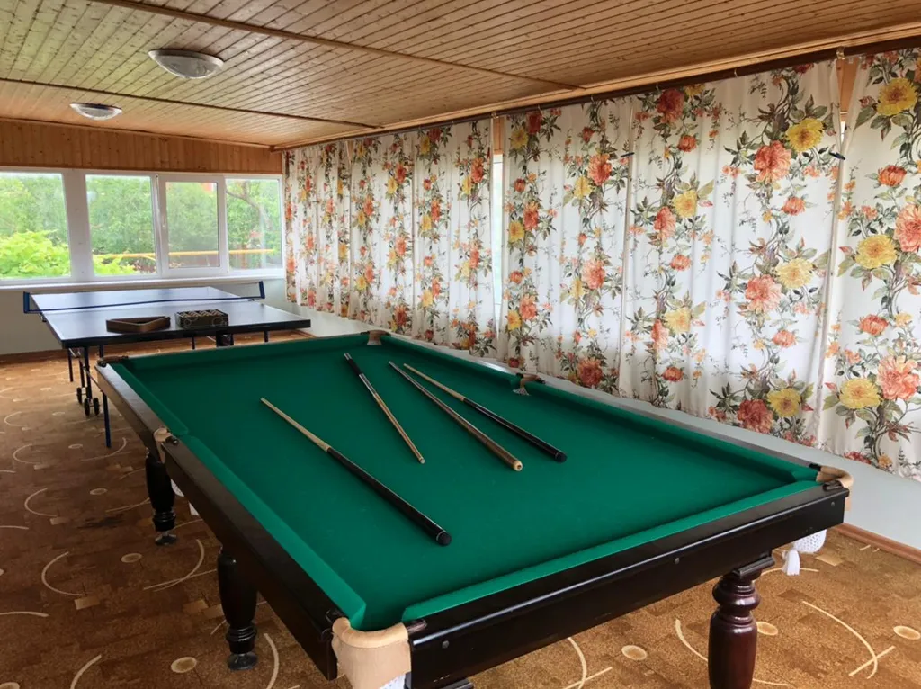 С бассейном рядом с морем