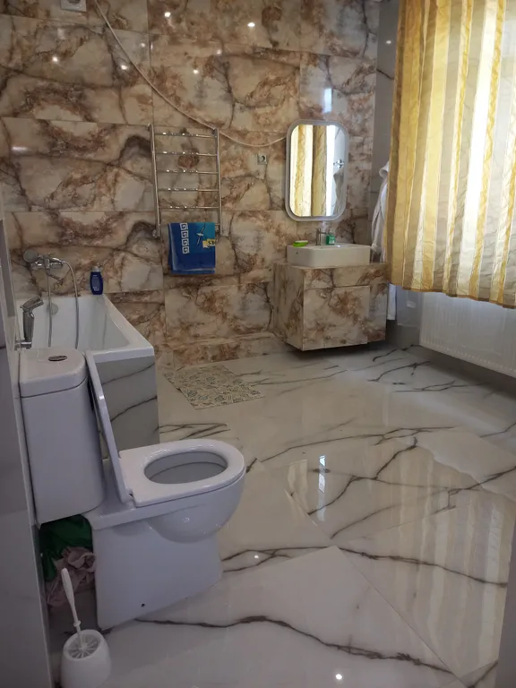 Резиденция в деревне в окружении леса