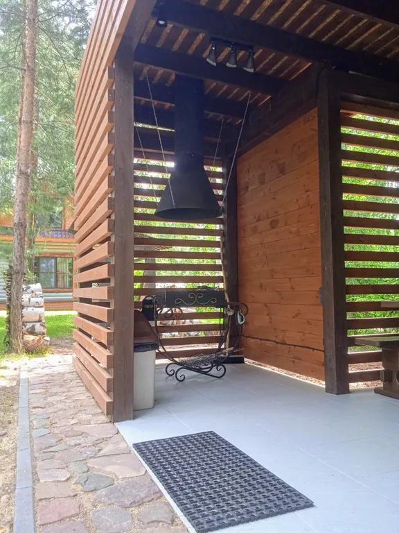 Дом с беседкой на берегу водохранилища