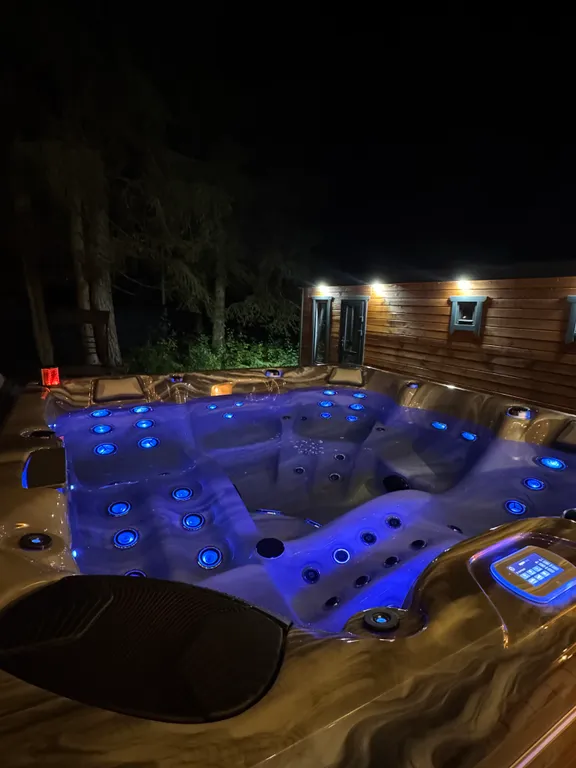 Дом A-frame с баней и джакузи под открытым небом в сосновом лесу