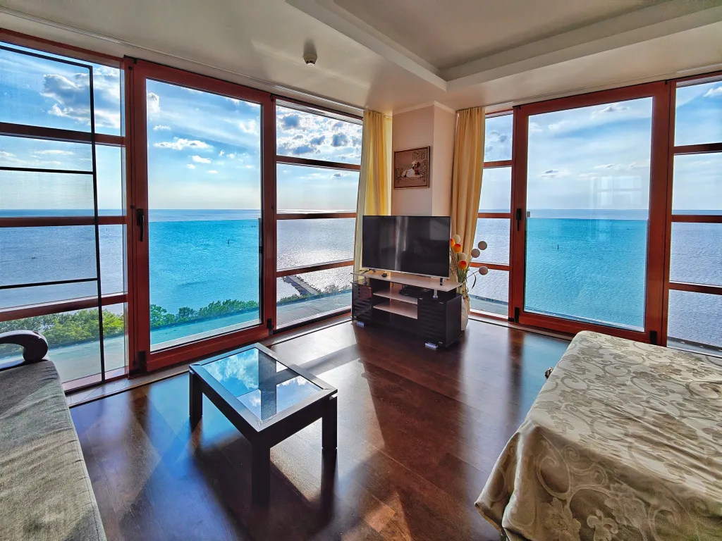 Шикарная видовая квартира в Золотой Бухте