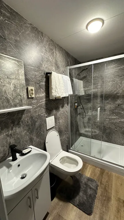 Уютный купольный домик на берегу пруда