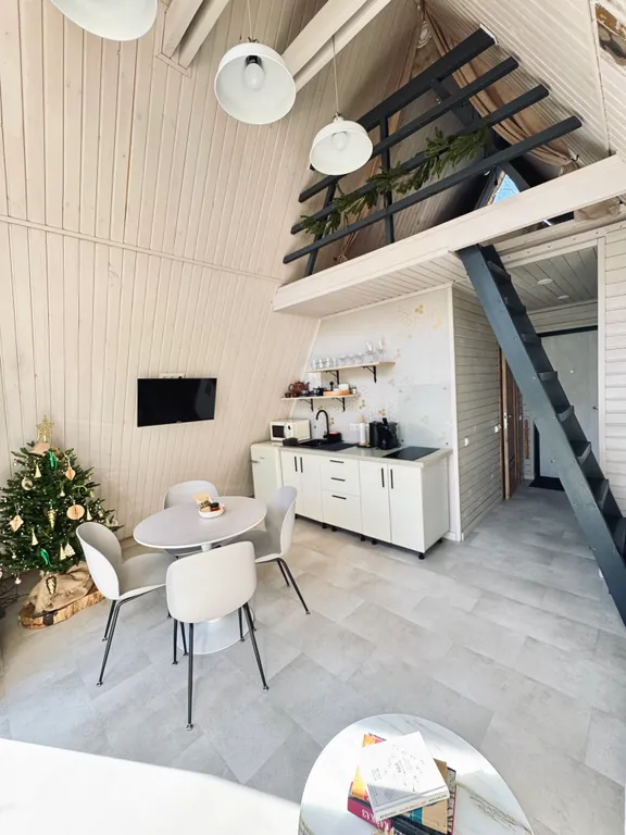 Уютное шале на берегу ручья с баней и купелью на уединенной террасе