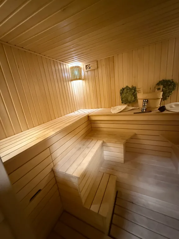 Двухэтажный дом из сруба а Теберде с баней с видом на горы и реку