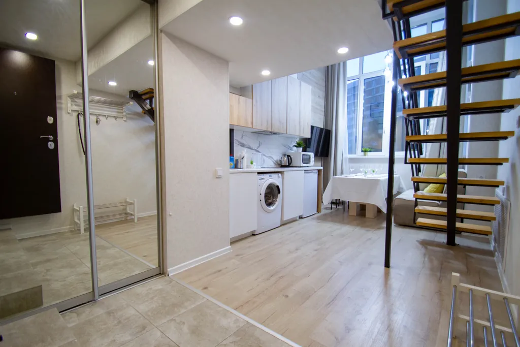 Двухъярусная студия с дизайнерским ремонтом