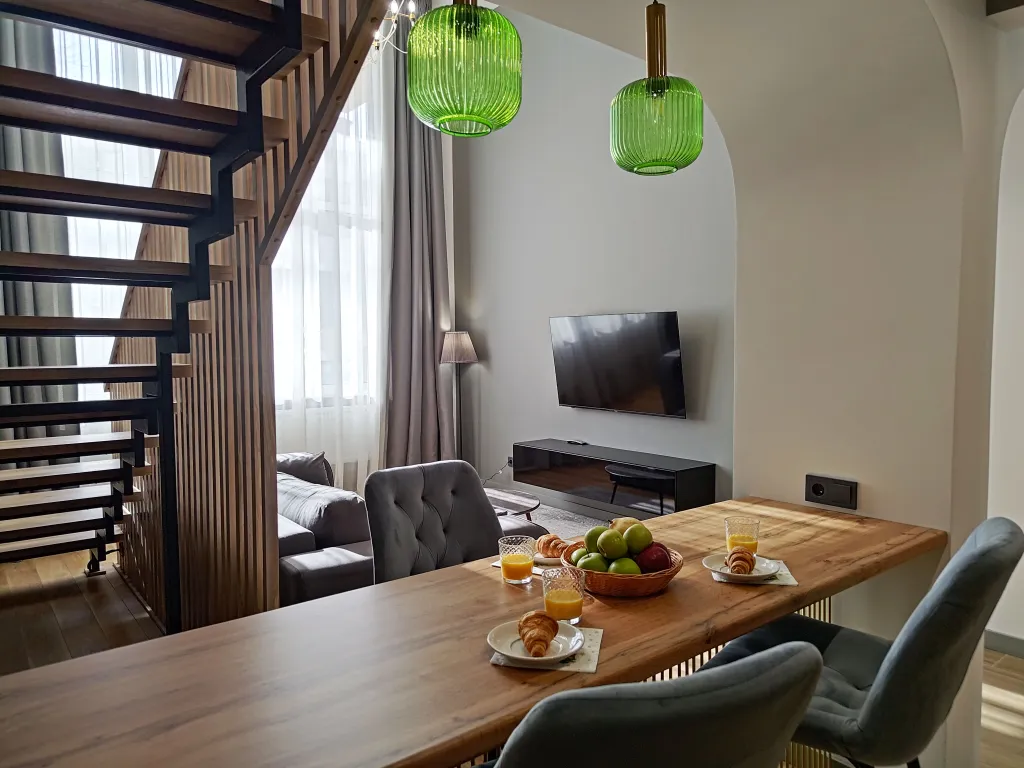 Дизайнерский двухуровневый апартамент с панорамным окном