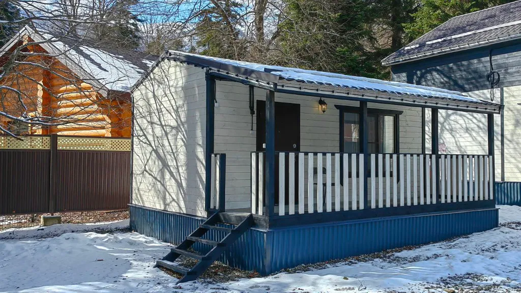 Домик в сосновом бору с видом на горы и лес