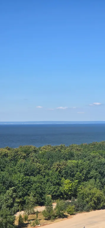 Новый дом, одна кухня изолированана от комнаты не студия всё отдельно,