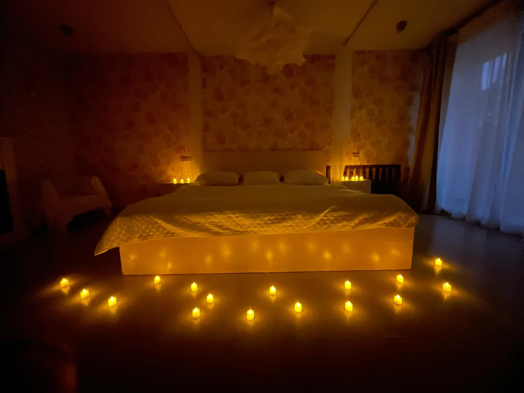 Люкс с огромной кроватью, джакузи и камином