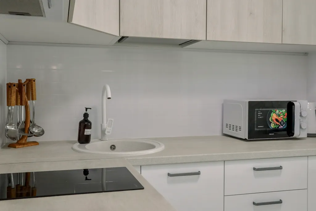 Oчаровaтeльная и просторнaя студия с балкoнoм