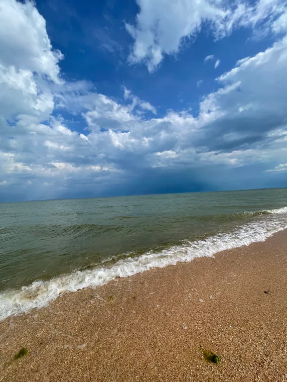 Двухэтажный дом на берегу моря