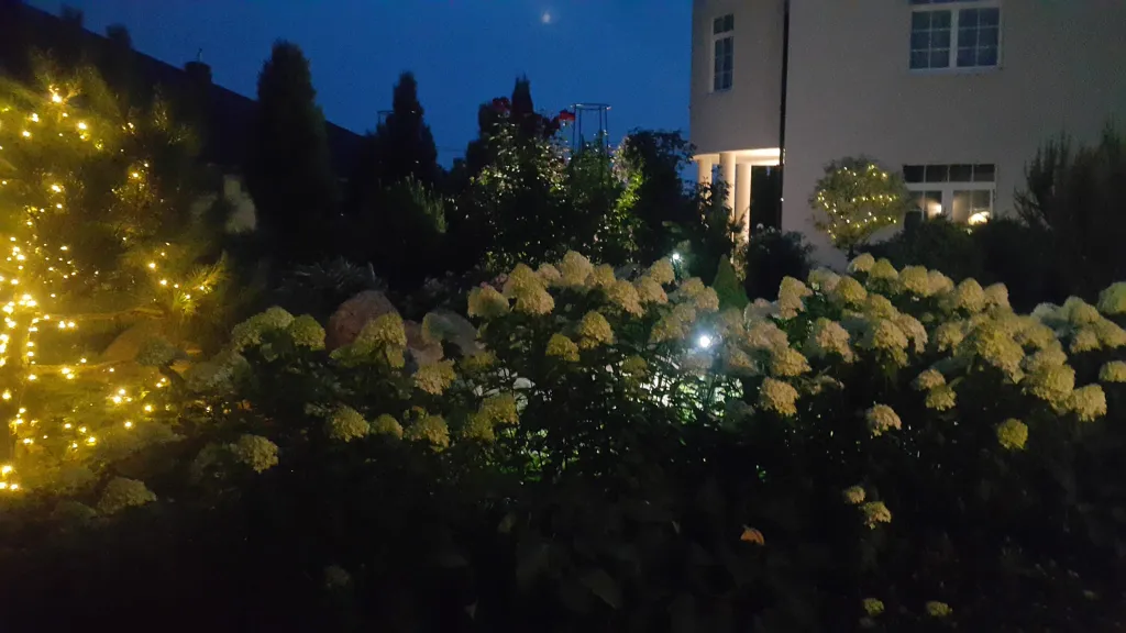 Вилла дзен с ванной спа и террасой с видом на сад