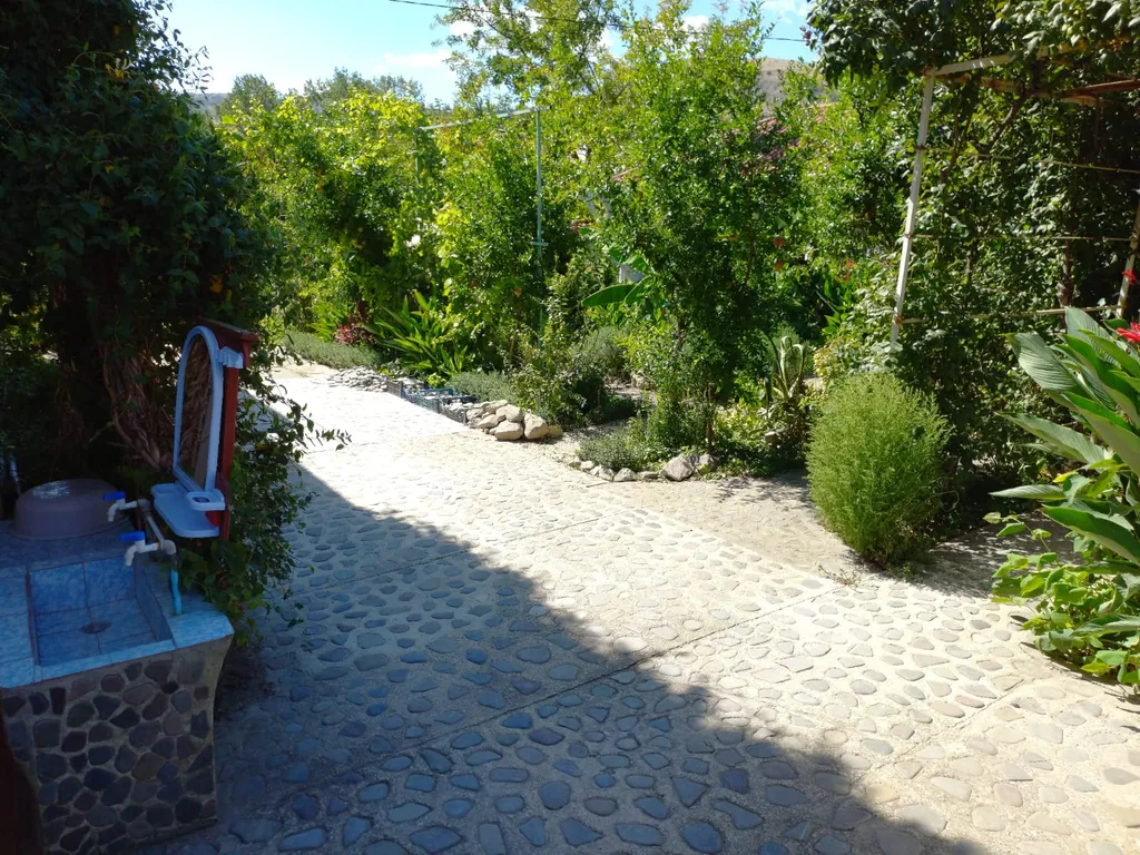 Двухместная комната среди гор и моря