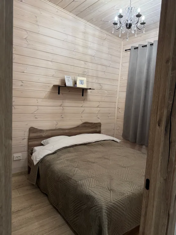 Уютный дом с чаном на опушке леса