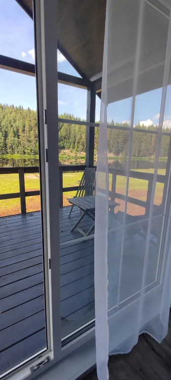 Дом на берегу реки