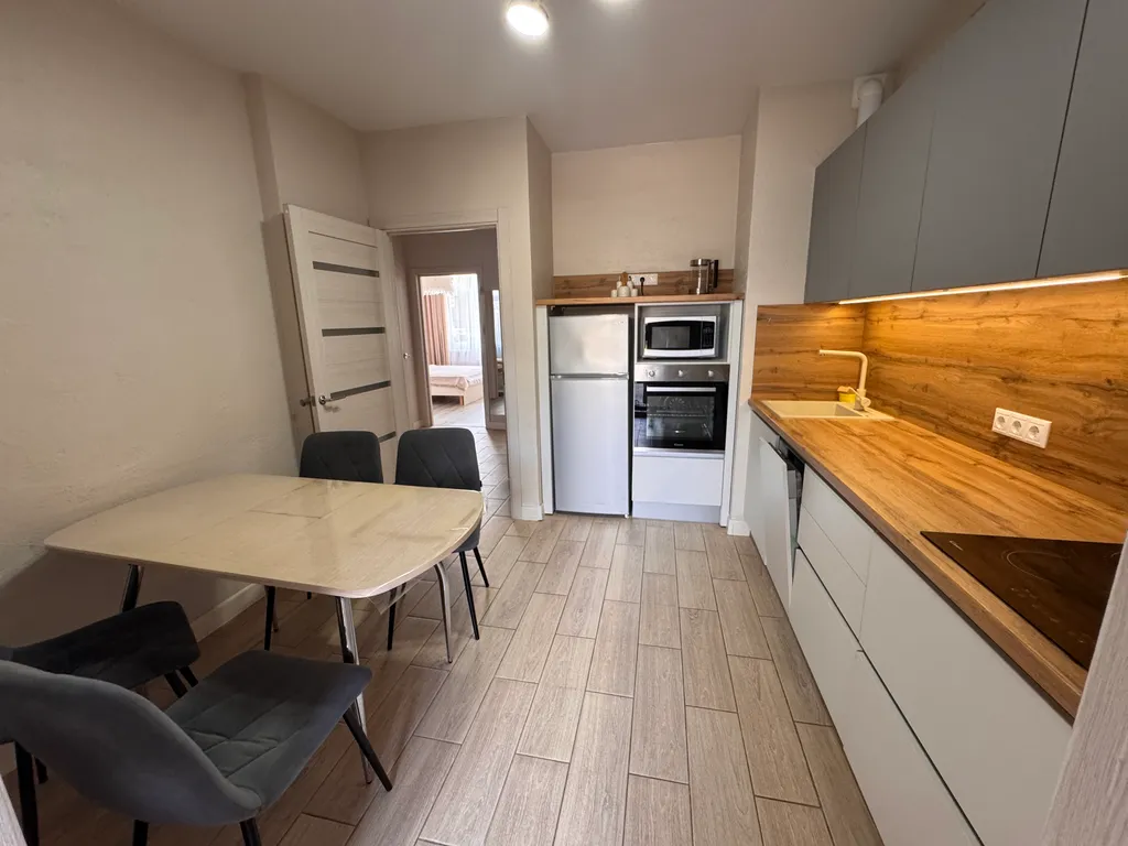 Трехкомнатная со своим выходом во двор на бассейны