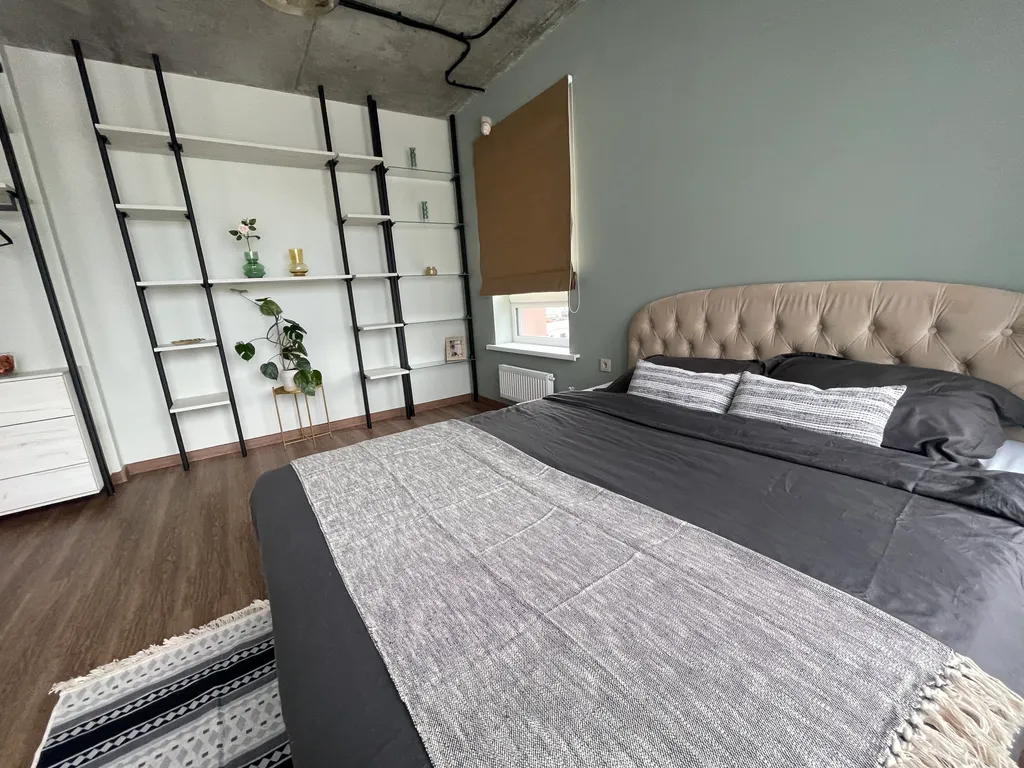 Просторная и светлая квартира с огромными окнами