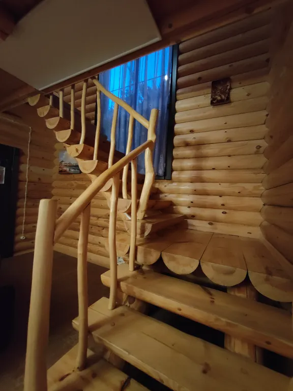 Деревянный коттедж с озером в горах